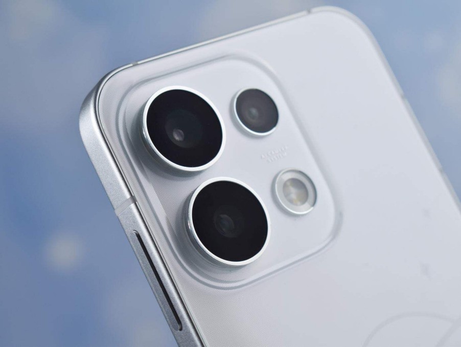 OPPO Reno16全面评测：实况随心贴，潮玩出片新搭子